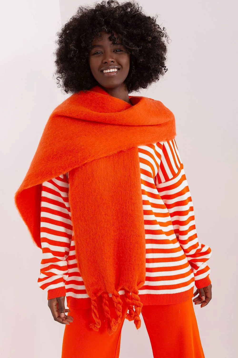 ensemble mode femme pull rayures écharpe laine pantalon orange vif oversize maille duveteuse franges tressées manches longues ample