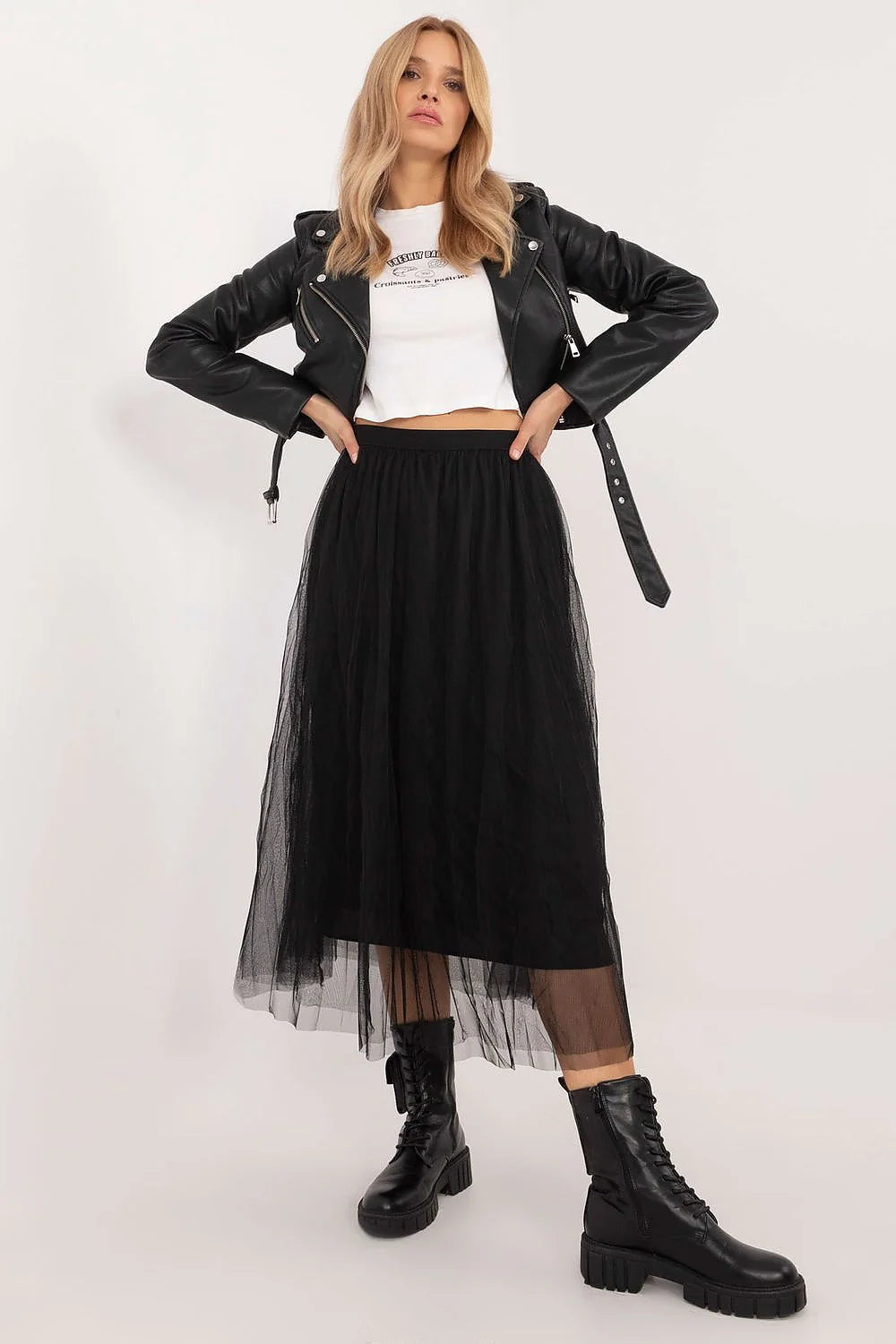 Jupe en tulle noire longue, style rock, taille élastique, veste cuir, boots, tenue mode femme