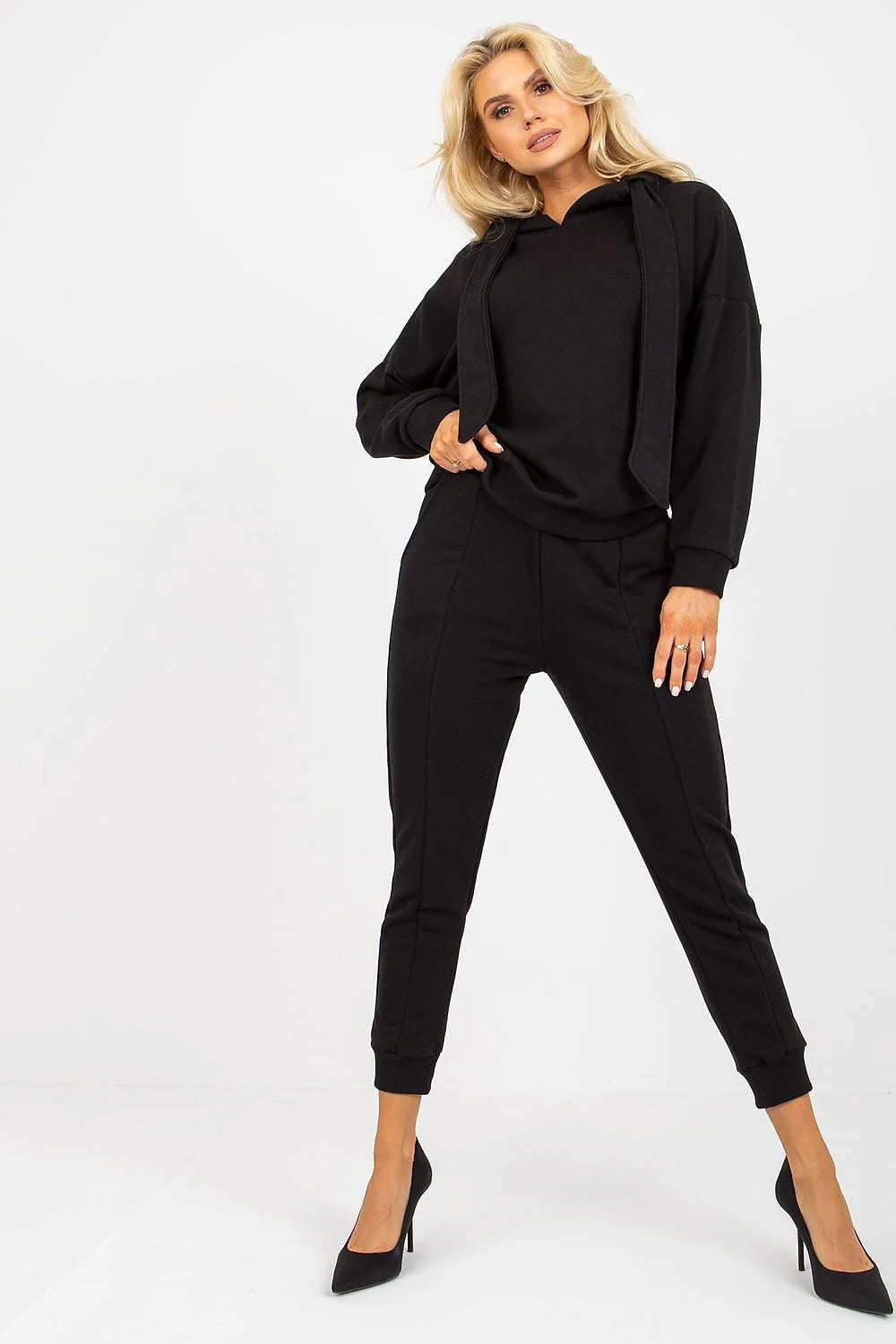 Ensemble Fancy pour femmes, style athleisure, noir, sweat à capuche, pantalon ajusté, matériau doux, confort optimal, look raffiné, occasions multiples