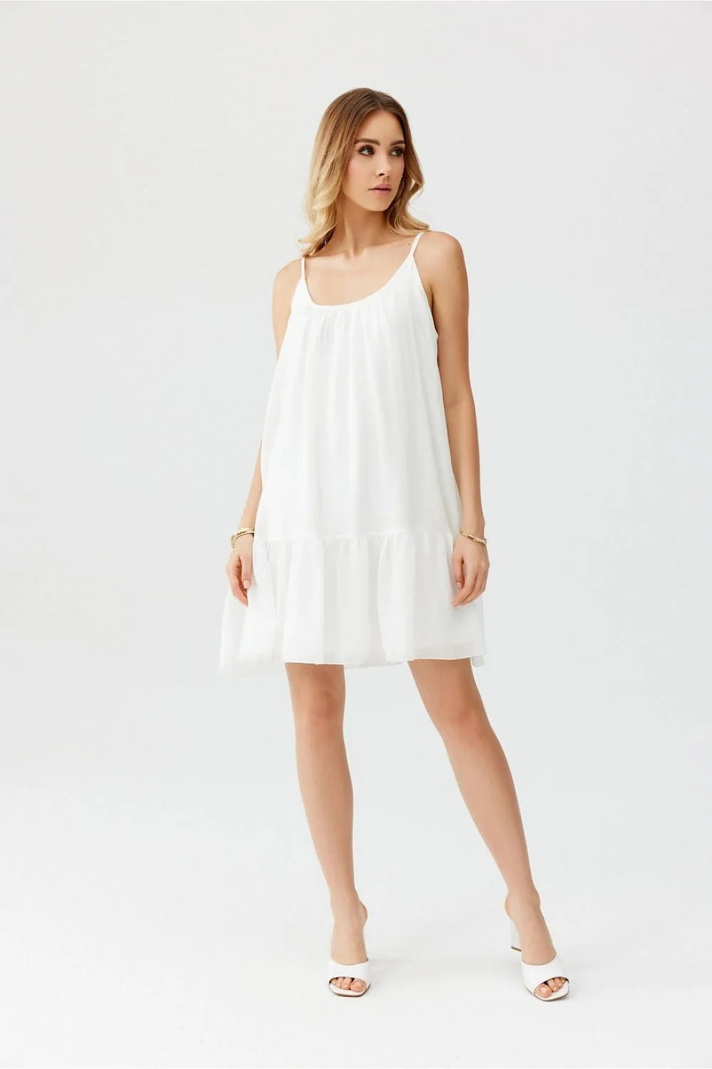 Robe de jour féminine décontractée en coton blanc pur à volants effet tiered col rond bretelles fines longueur au-dessus du genou pour femme