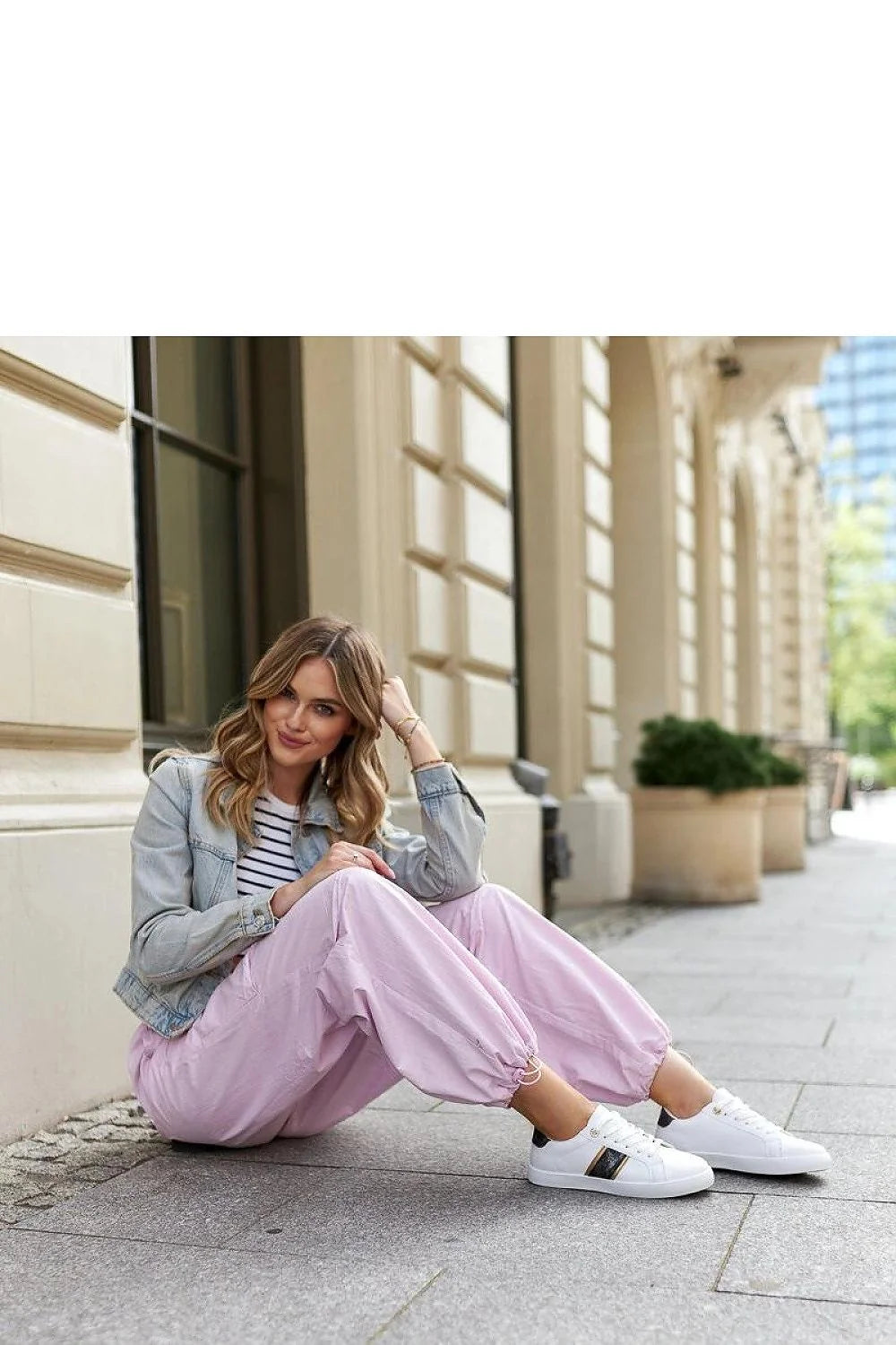 baskets femme blanches similicuir moderne élégant bandes noires dorées semelle épaisse confort lacets ajustables coupe basse sportive urbaine polyvalente