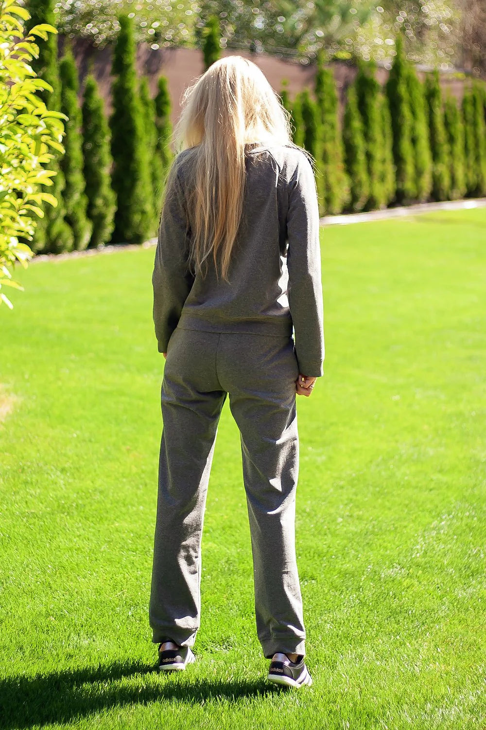 Ensemble sportif décontracté pour femme en coton et polyester, coupe ample, couleur grise, manches longues, poches zippées, style moderne