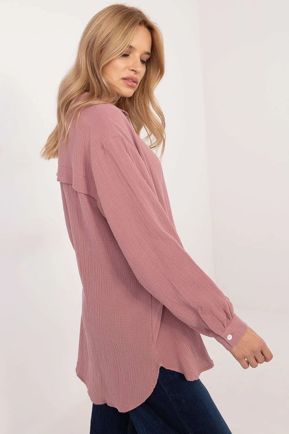 Chemise manche longue Sublevel en coton écologique texture variée coupe longue style romantique et décontracté pour femme