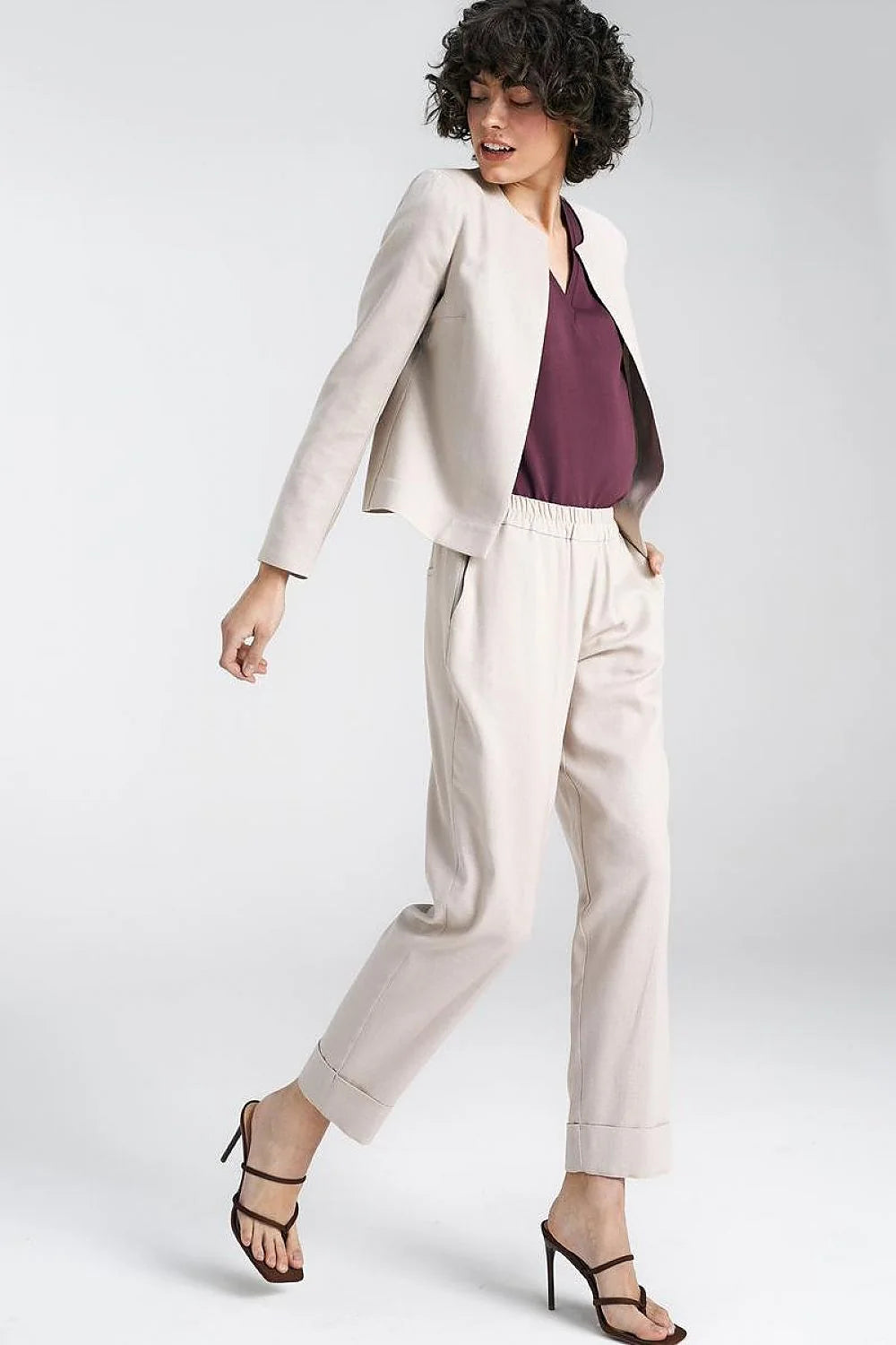 Blazer femme élégant en viscose lin coton beige coupe carrée sans col tailoring précis occasion formelle
