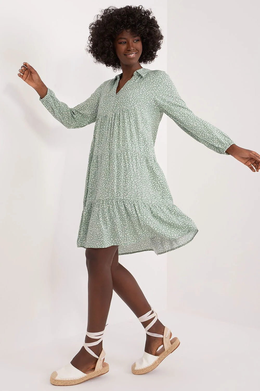 Robe oversize estivale femme en viscose vert clair imprimé fleurs longues manches encolure V