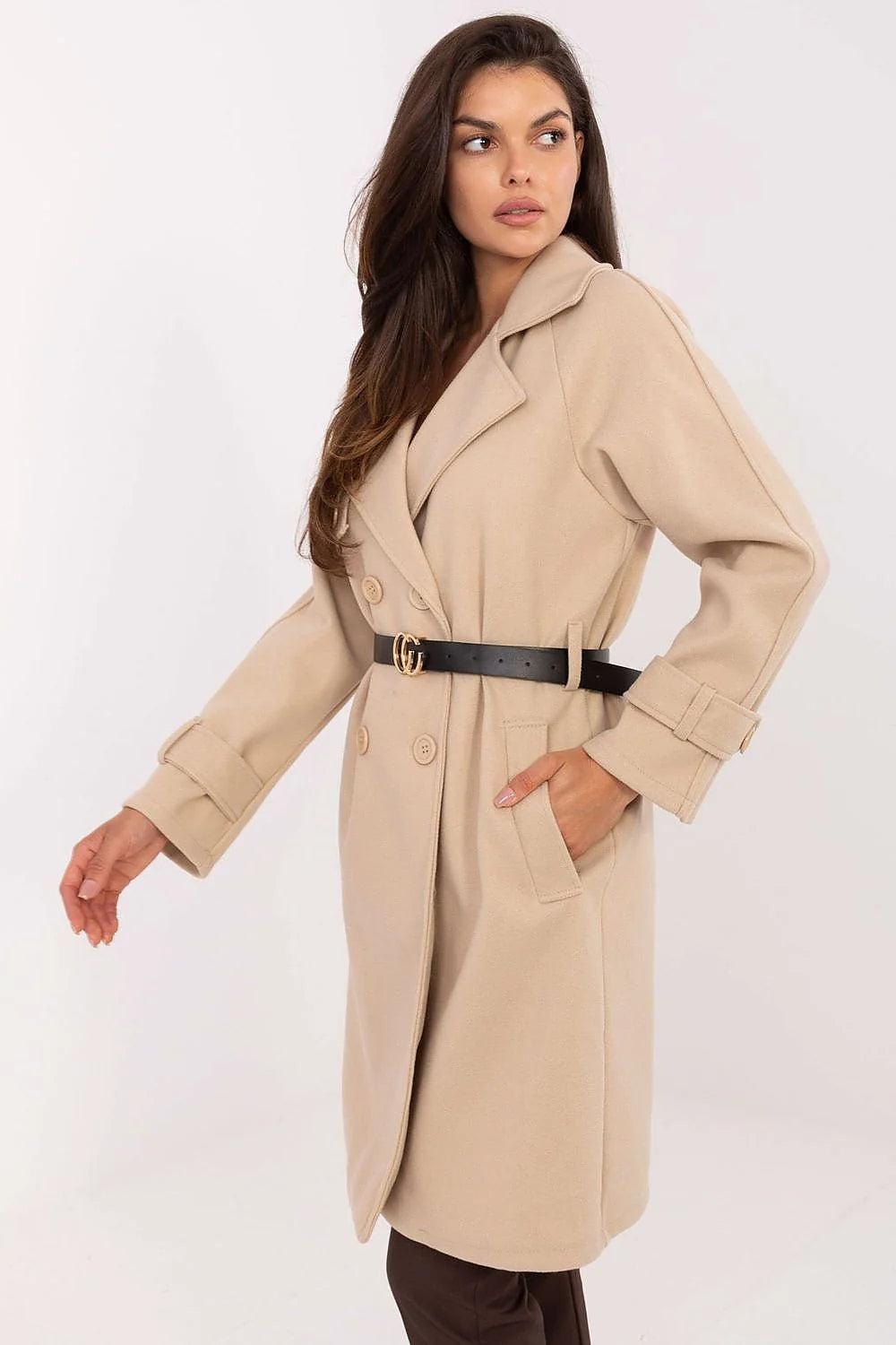 manteau long femme laine beige doubleboutonnage col cranté coupe droite pochespassepoilées manchesbride silhouette ceinturée ceinture similicuirnoire boucledorée élégante chaud