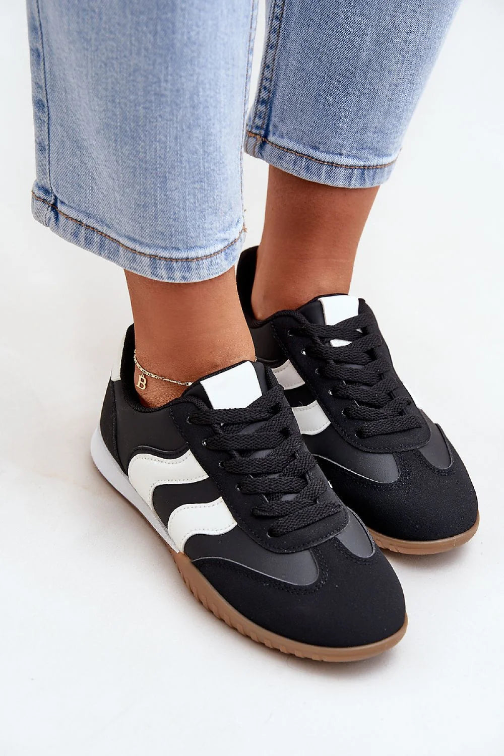 Chaussures de sport élégantes pour femme en similicuir couleur noire style décontracté confort maximal amorti optimal