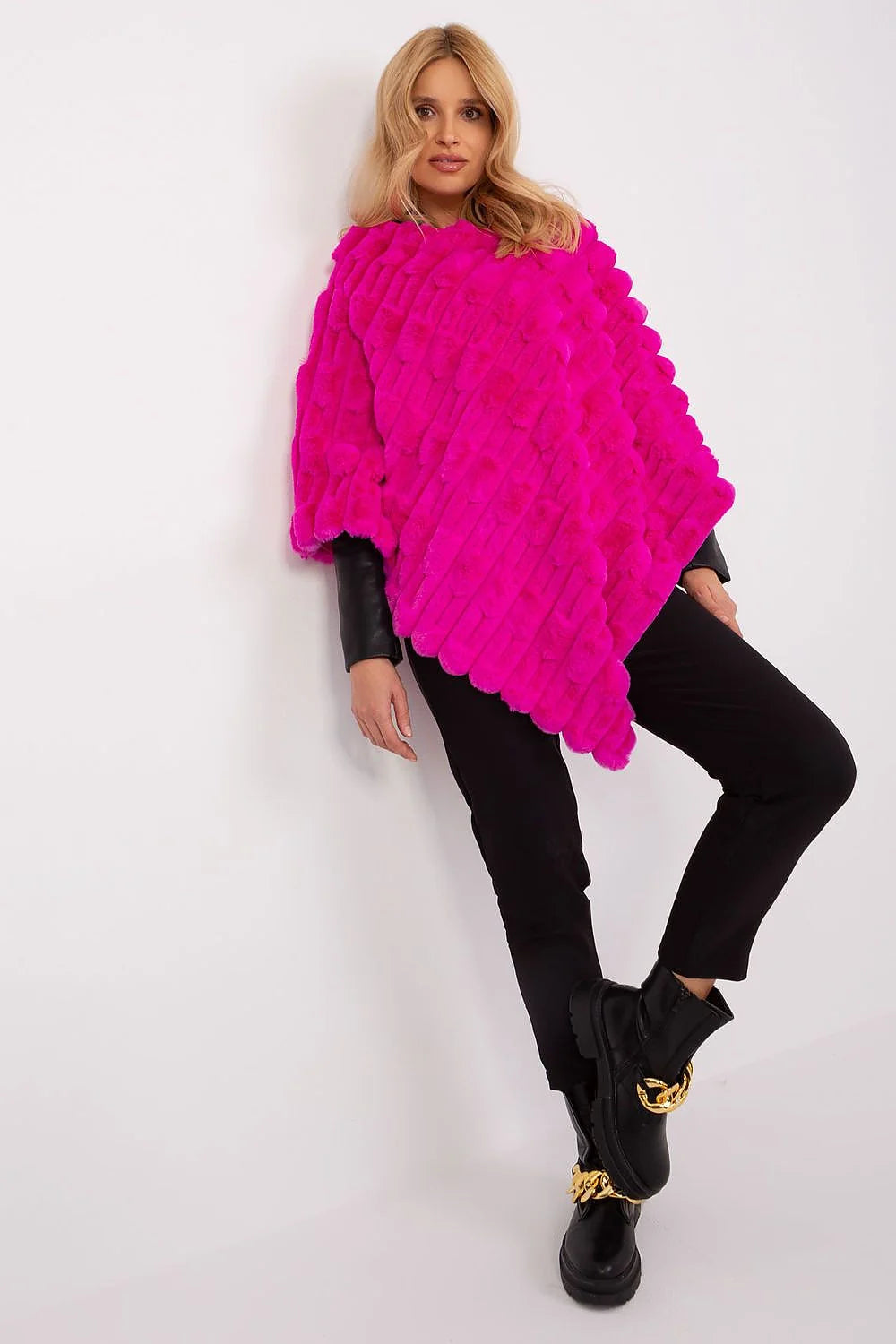 Poncho femme design audacieux fausse fourrure couleur fuchsia asymétrique longueur taille ample texture douce style moderne