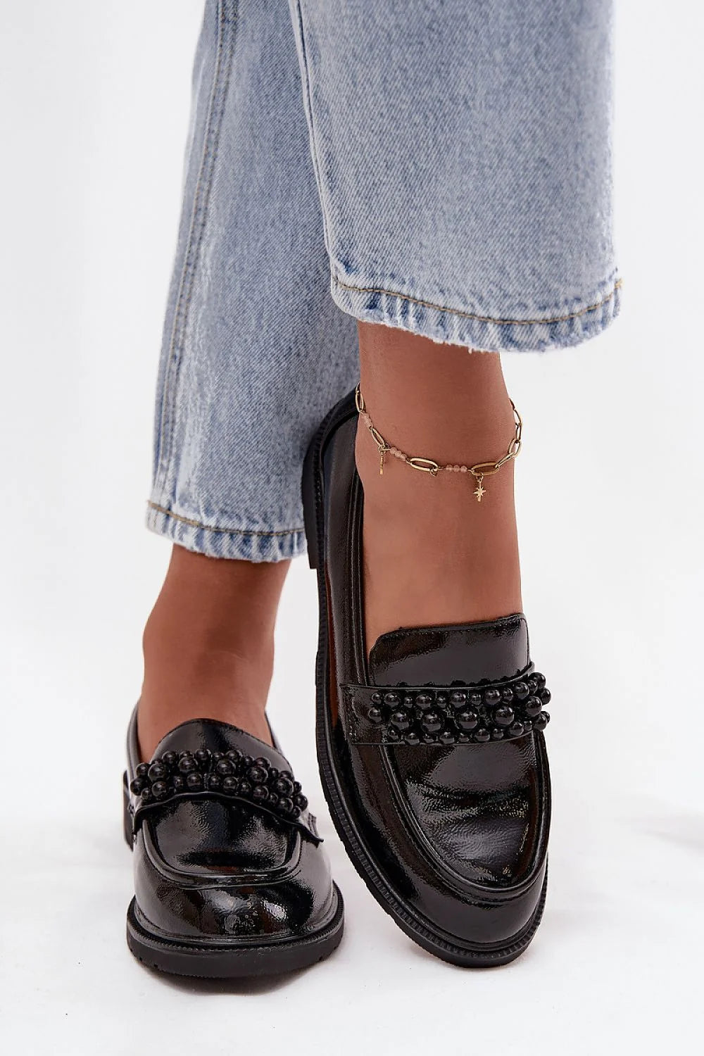 mocassins femme simili cuir verni noir bride ornée perles assorties bout légèrement pointu semelle crantée talon compensé intérieure cuir naturel