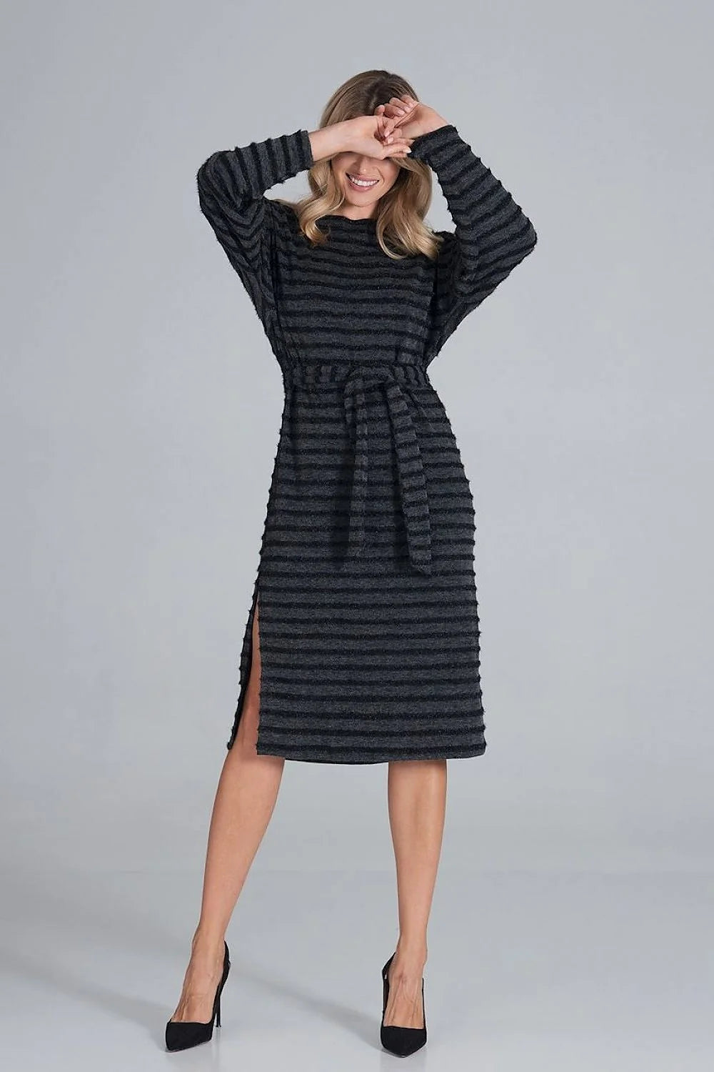 Robe tricot rayée grise élégante et décontractée avec ceinture pour un style chic quotidien