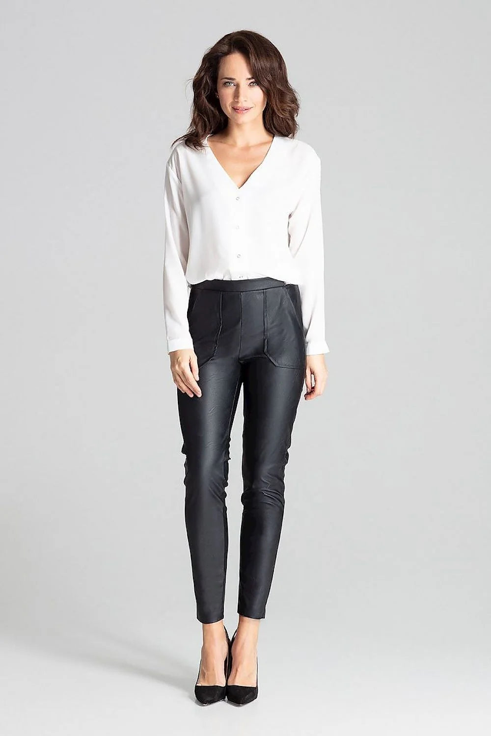 Tenue élégante femme chemisier blanc pantalon cuir écologique style professionnel chic accessoires inclus