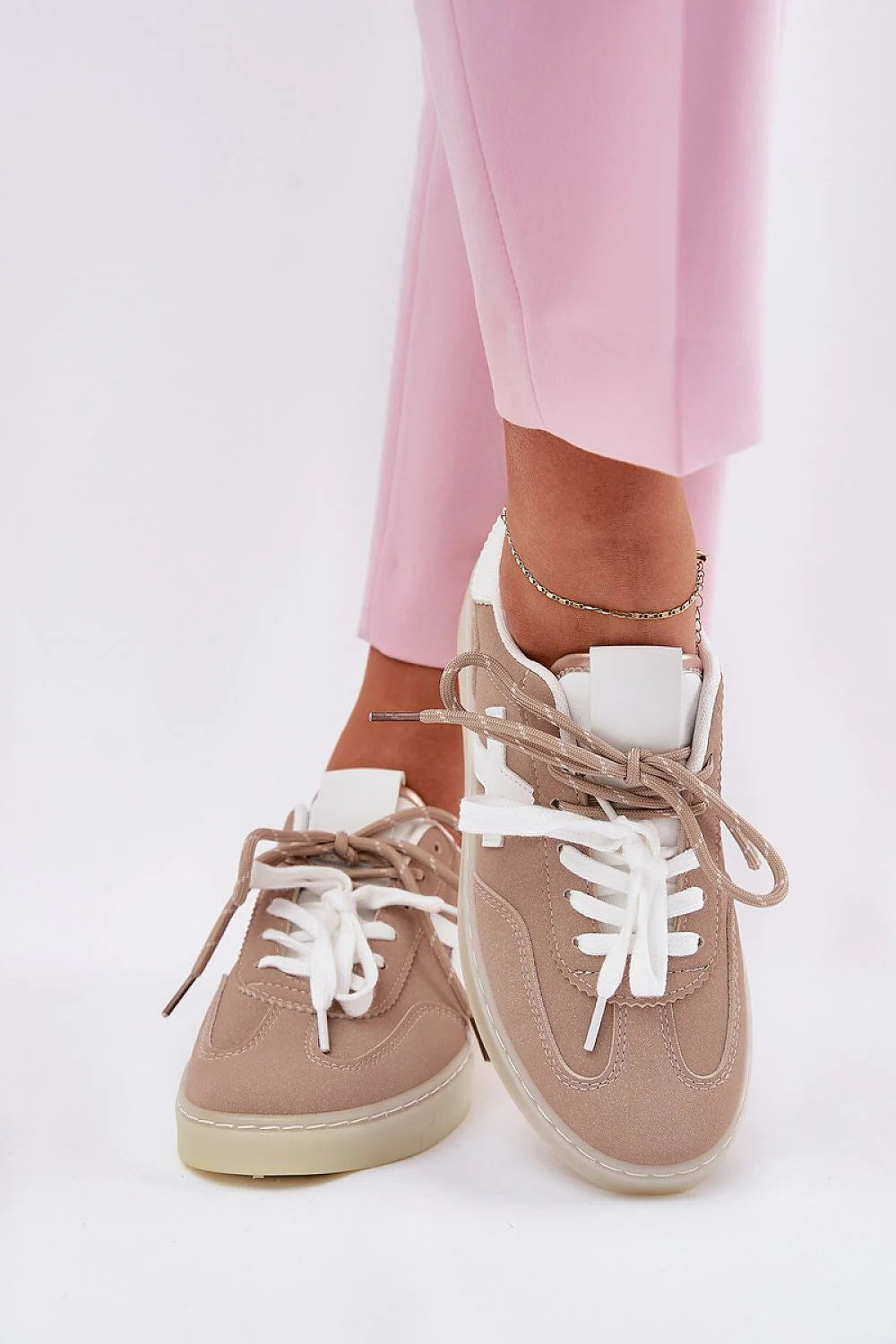 Chaussures de sport femmes design moderne couleur beige suédine écologique semelle caoutchouc lacets coordonnés style casual urbain