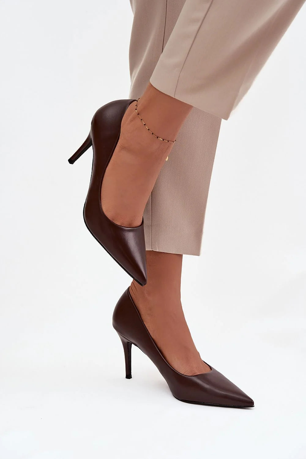 escarpins femme simili cuir marron chocolat talon aiguille mihaut bout pointu finition mate vamp dégagée silhouette élancée professionnelle soirée confort