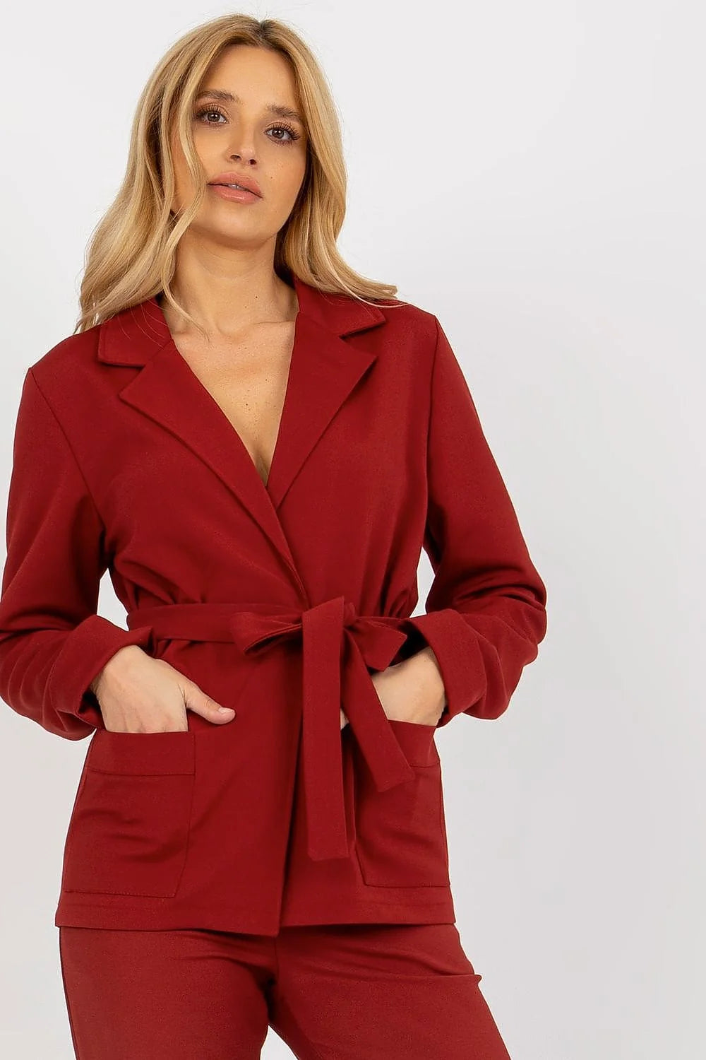 Ensemble blazer pantalon rouge bordeaux coupe droite ajustement parfait manches longues col revers ceinture discrète ajusté silhouette sophistiquée