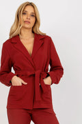 Ensemble blazer pantalon rouge bordeaux coupe droite ajustement parfait manches longues col revers ceinture discrète ajusté silhouette sophistiquée