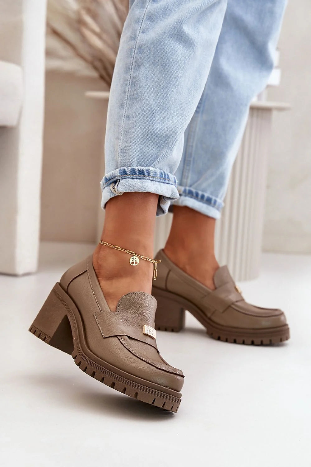mocassins femme cuir grainé taupe talon carré 7cm plateforme semelle crantée antidérapante bout arrondi bride dessus pied plaque métallique dorée