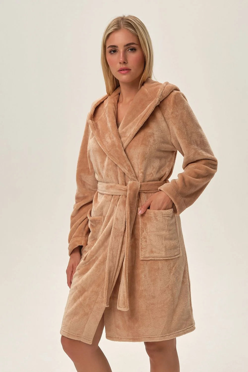 Peignoir Henderson pour femmes en polaire beige clair, confortable et élégant, manches longues, col châle, ceinture incluse, poches spacieuses, idéal pour la détente à la maison