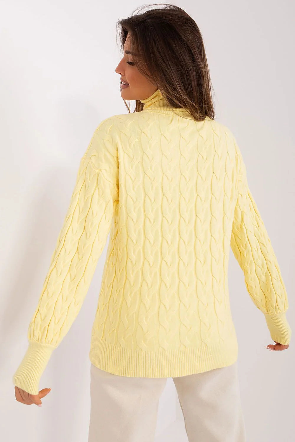 Pull col roulé femme motif torsadé jaune pâle en maille douce coupe ample manches longues finitions côtelées automne hiver