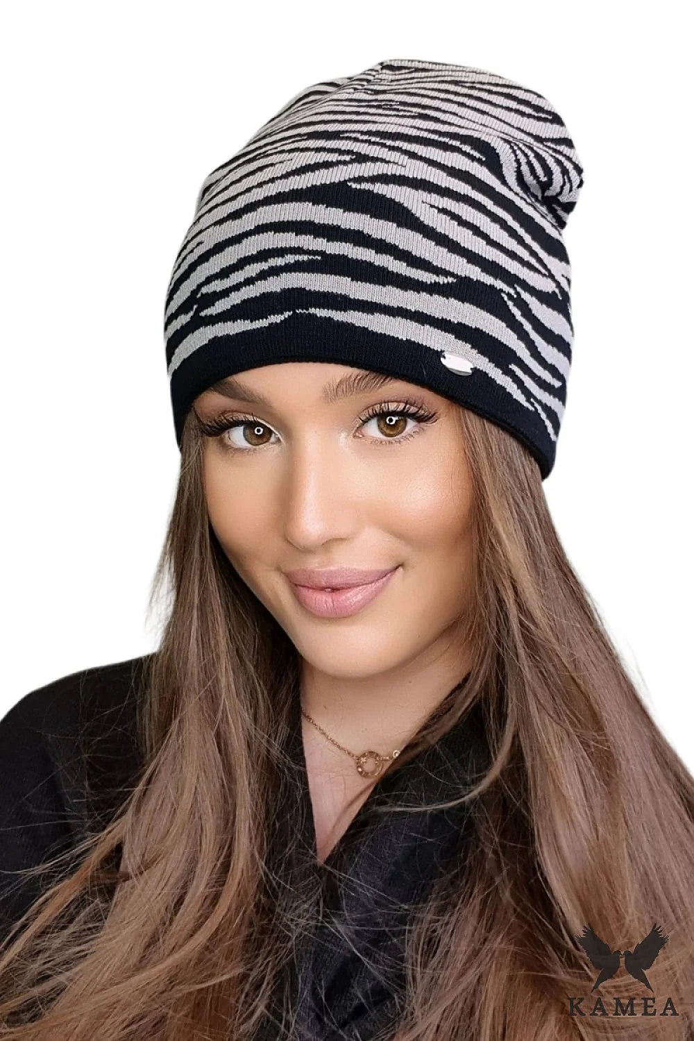 Bonnet Kamea femme style moderne rayures animales noir et gris clair matière synthétique confort élégance