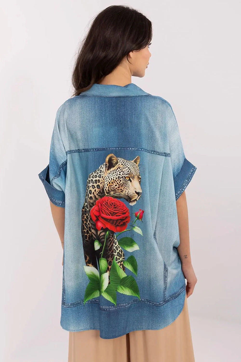 chemise femme oversize denim clair manches mi longues retroussées col ourlet arrondi fentes imprimé léopard roses rouges feuillage streetwear
