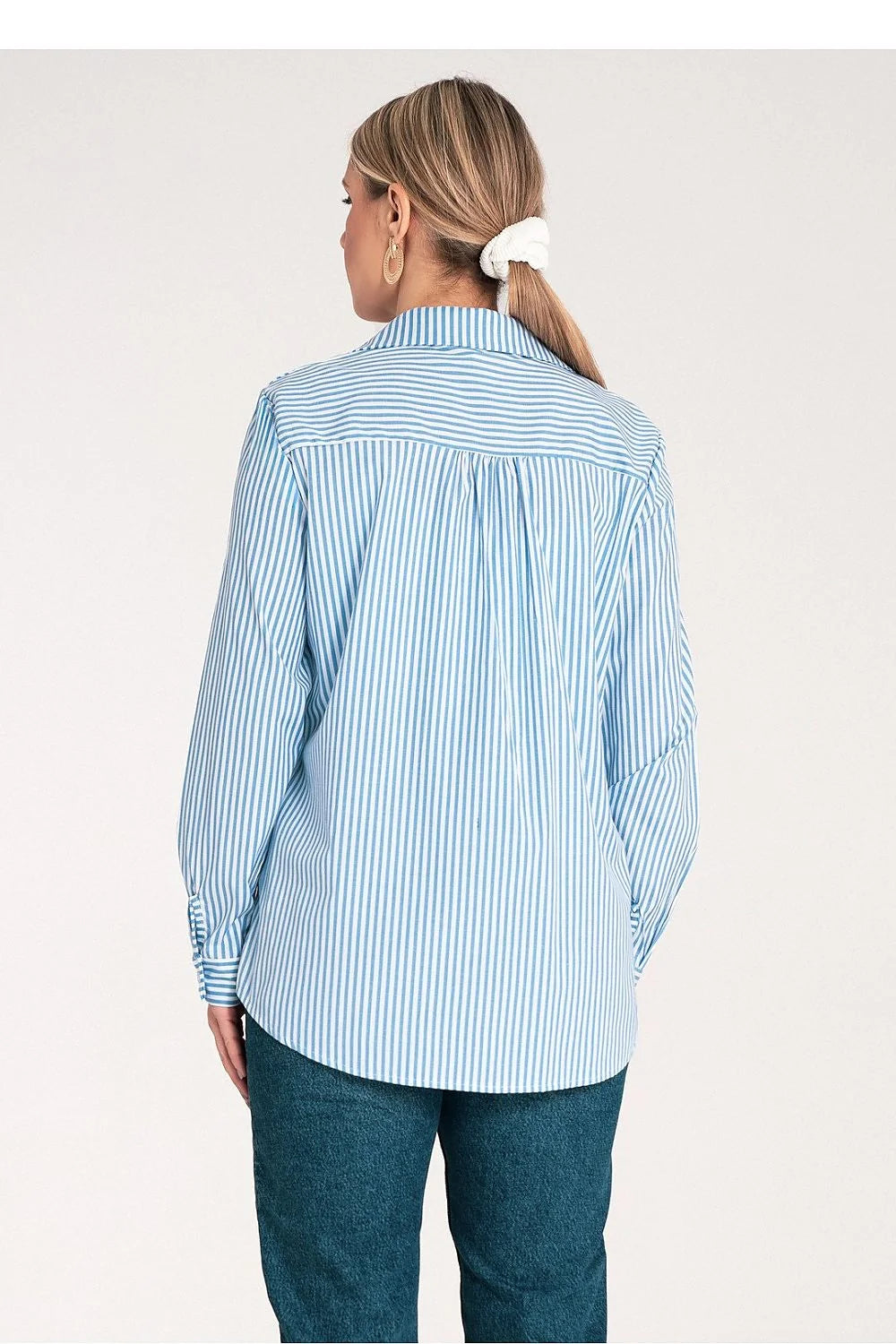 chemise femme classique rayures verticales bleu ciel manches longues col structuré tissu léger polyester élasthanne coupe ample poignets boutonnés
