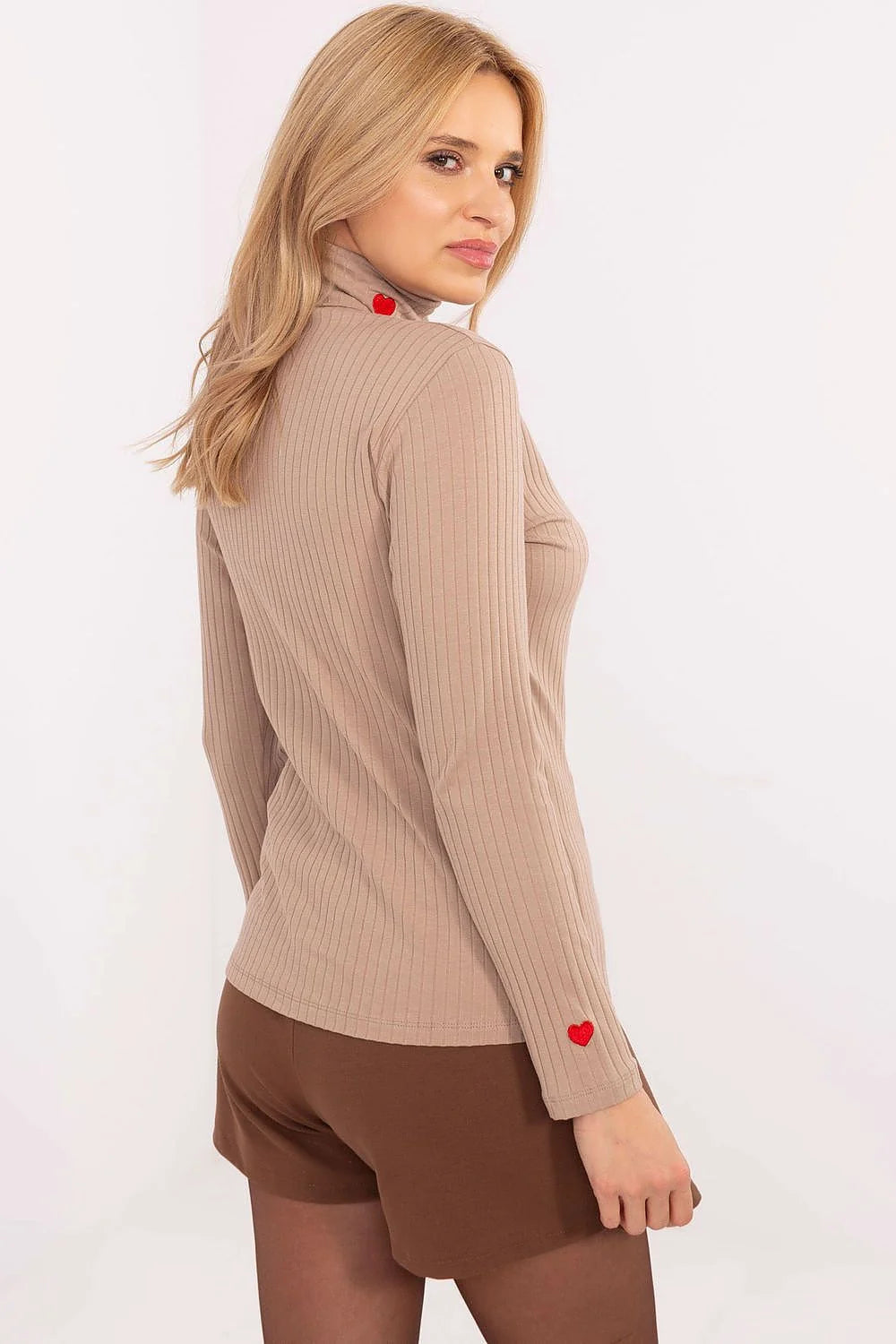 Pull col roulé longues manches cœur brodé pull féminin beige jupe évasée marron ceinture dorée