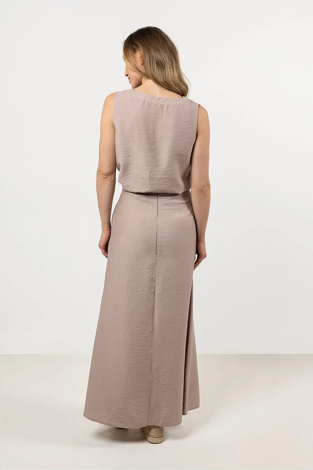 Robe longue sans manches col V style minimaliste femme matière légère fluide couleur neutre polyvalente