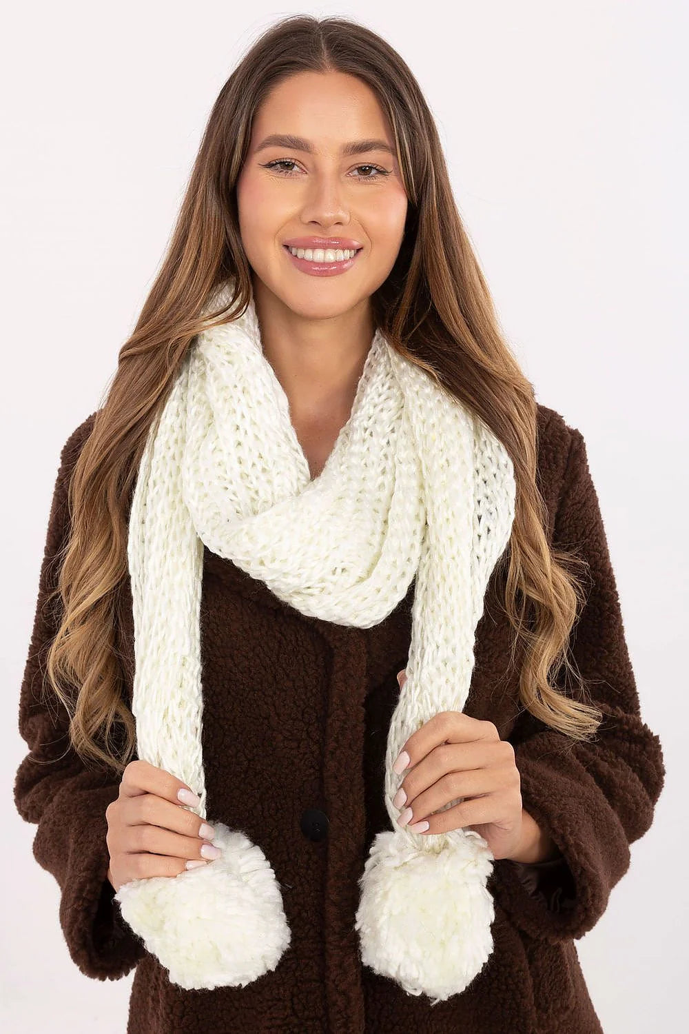 écharpe longue femme tricotée grosses mailles écru crème cocooning hivernal pompons volumineux extrémités douce moelleuse acrylique chaud élégant