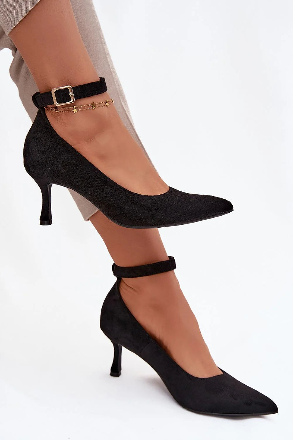 escarpins femme suédine noire bout pointu talon aiguilles bride cheville réglable boucle dorée maintien confort silhouette élégante soirée