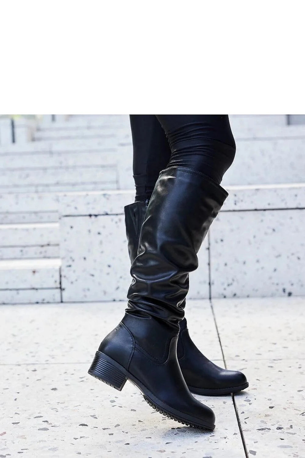 Bottes cuissardes design classique et élégant couleur noire tige ajustée style plissé talon carré bas semelle antidérapante finitions discrètes matériau similicuir occasion automne-hiver femme