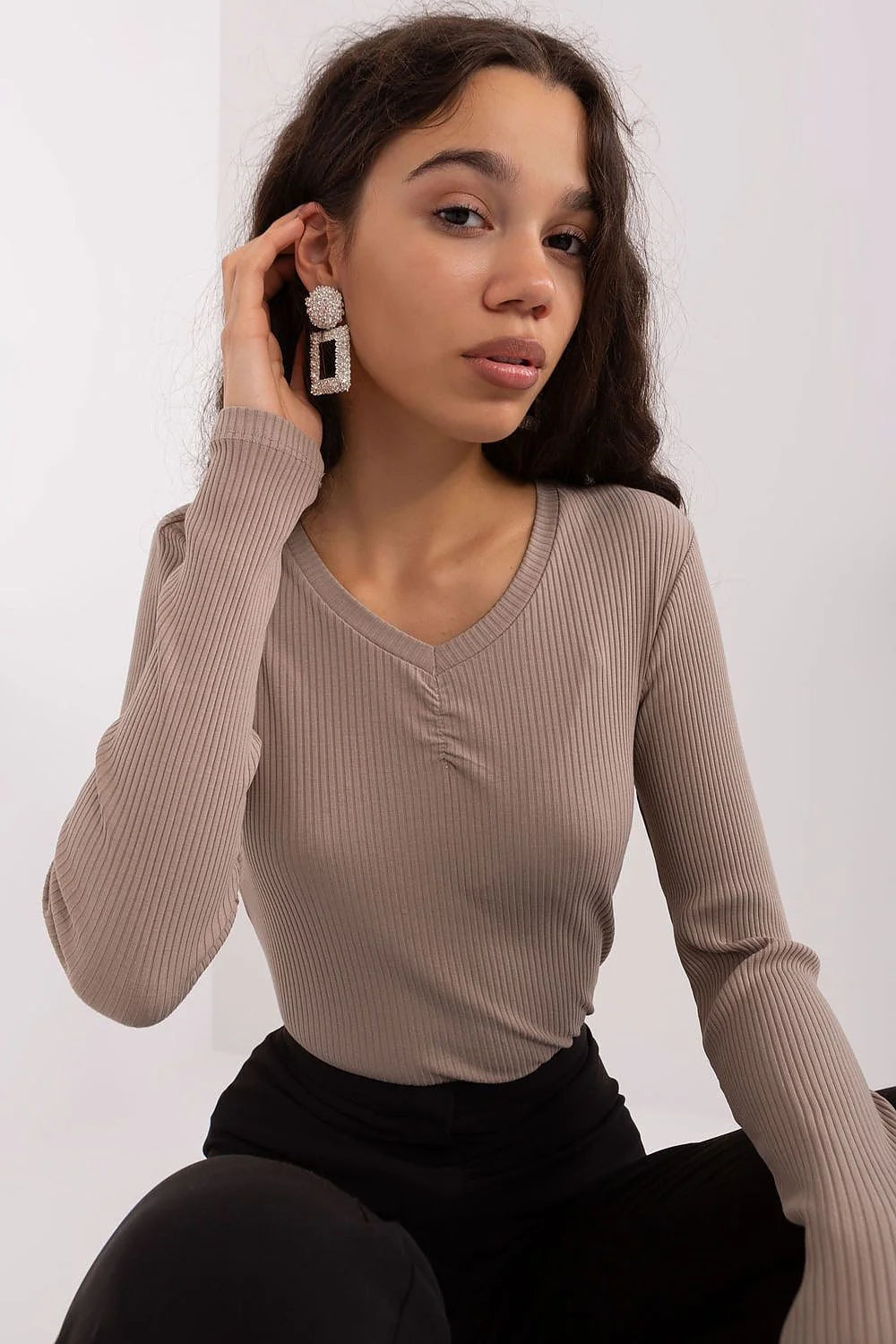Chemisier femme manches longues en coton élasthanne beige taupe coupe ajustée style moderne minimaliste