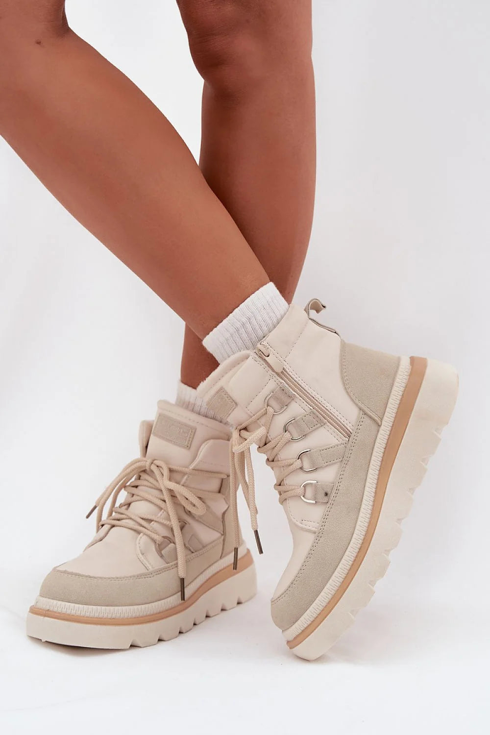 bottines femme montantes doublées fourrure intérieure plateforme crantée antidérapante lacets zip suédé cuir lisse beige col matelassé bride arrière élégante