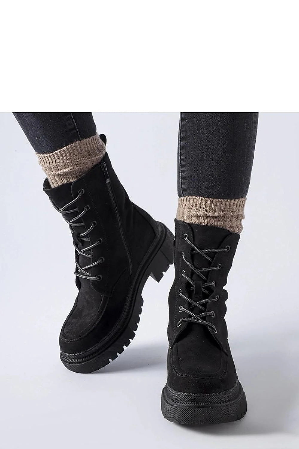 bottines montantes noires suédine synthétique style combat urbain semelle plateforme crantée épaisse amortissante antidérapante maintien cheville lacets œillets fermeture latérale
