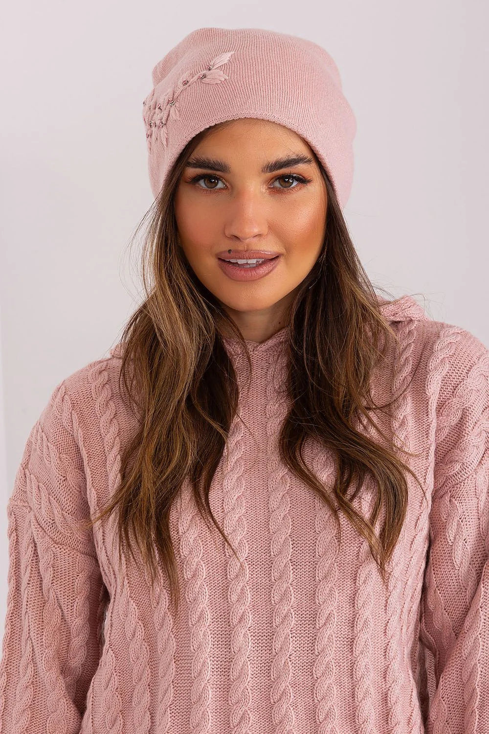 Bonnet et pull coordonnés féminins élégants en tricot rose pâle, style casual chic, matières douces et confortables pour femmes
