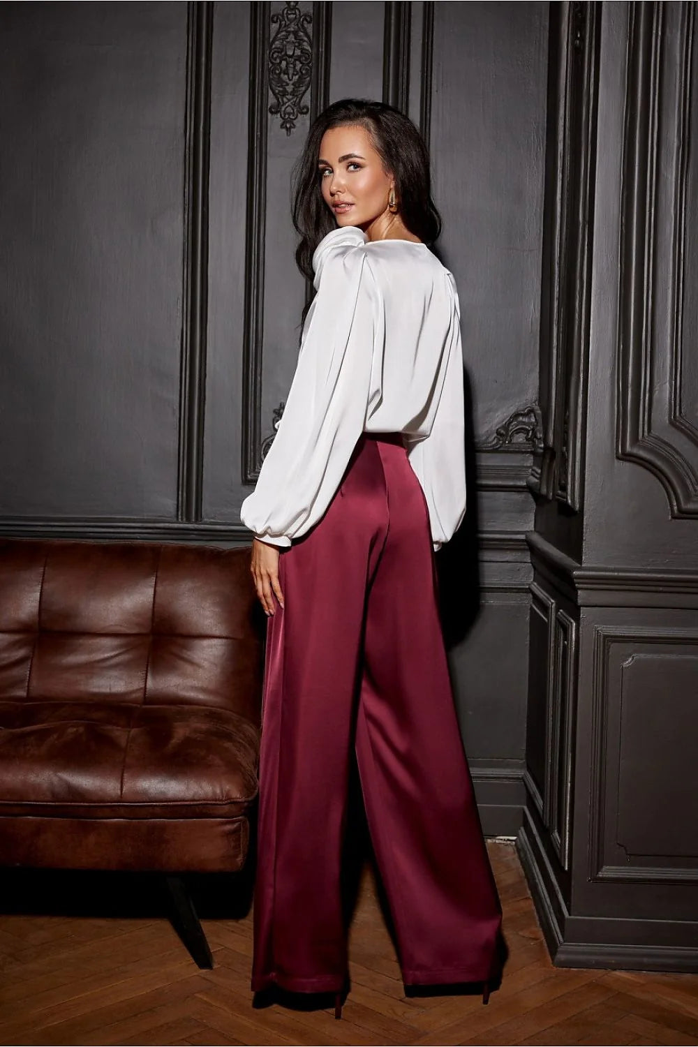Ensemble féminin haut satin blanc fleur épaule pantalon bordeaux satin coupe droite occasions habillées