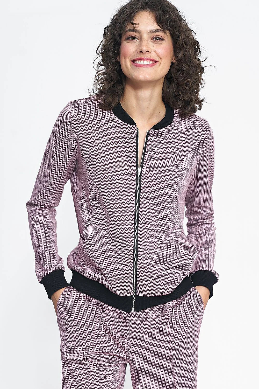 Veste bomber moderne pour femme, style décontracté, couleur rose, tissu doux, coupe ajustée, fermeture éclair métallique, manches longues élastiques, poches latérales inclinées, polyester, polyuréthane, viscose