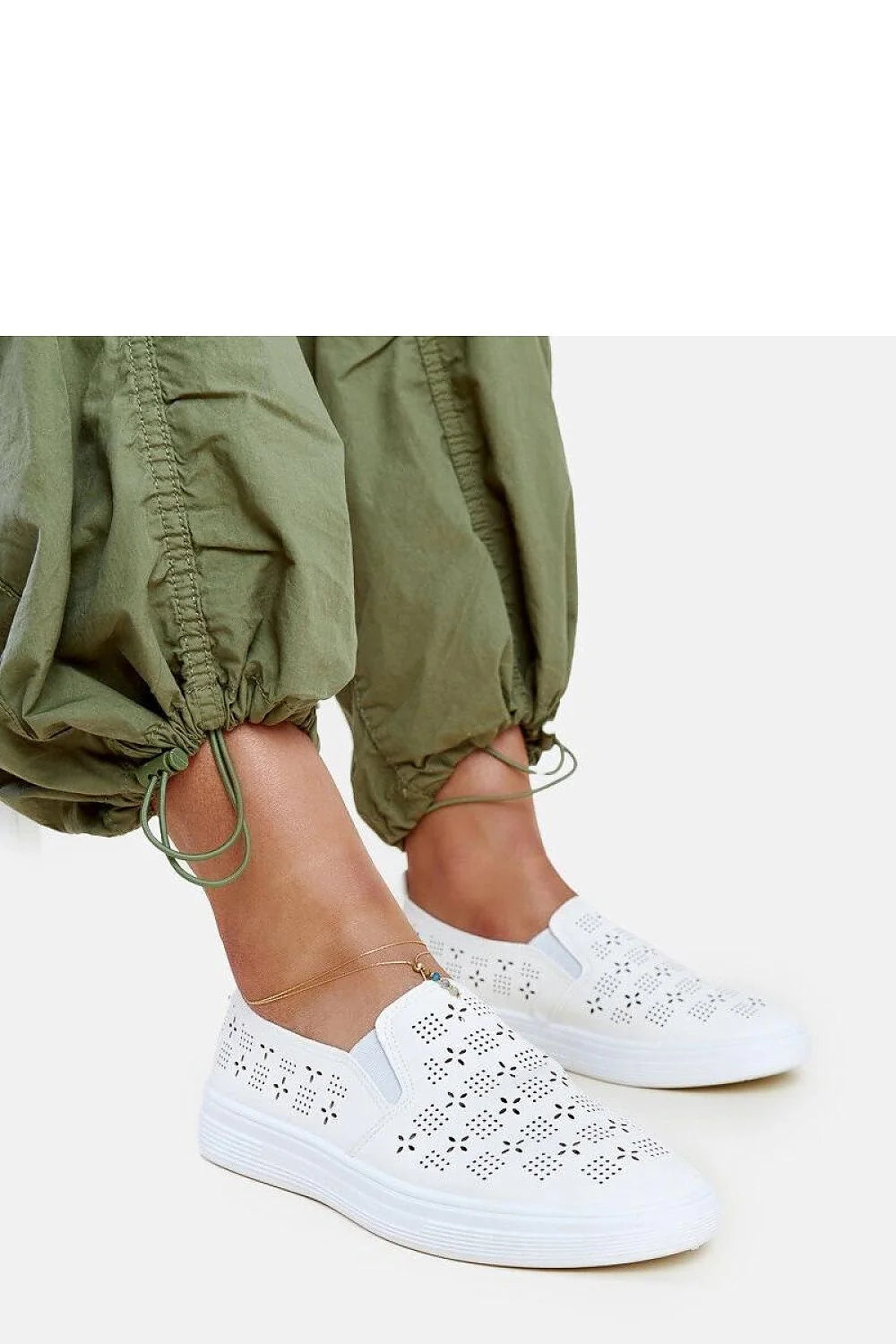 Baskets slip-on pour femme, design moderne et estival, cuir blanc perforé, semelle épaisse, confort maximal, style décontracté, idéal quotidien et sorties estivales