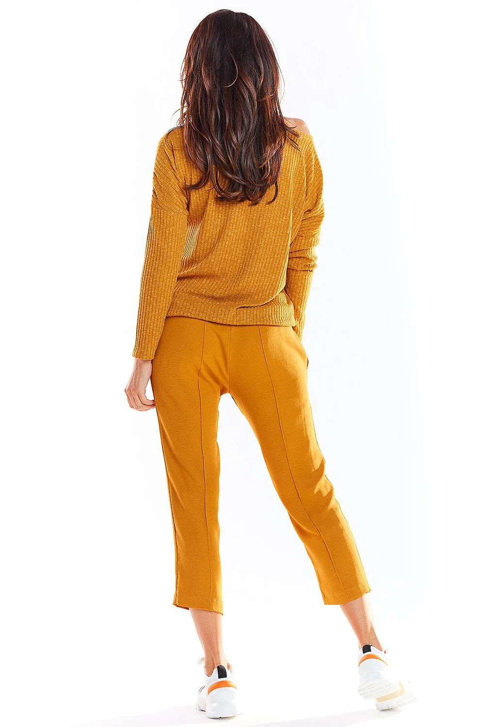 haut femme maille côtelée moutarde ocre coupe ample décontractée encolure asymétrique bateau épaule dévoilée manches longues extensible fin confortable polonaise
