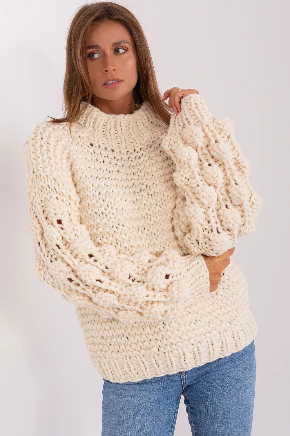 pull femme grosse maille oversize col montant écru crème laine épaisse manches bouffantes torsades noppes bords côtes hanches cosy chaleureux