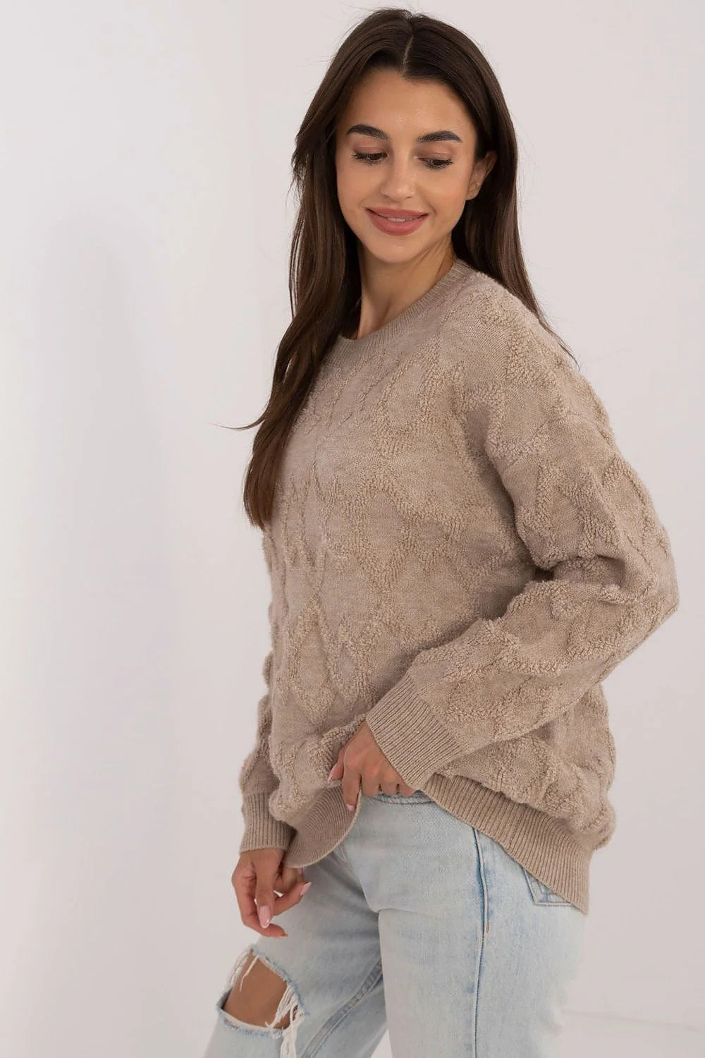 Pull pour femme en acrylique et nylon motif losanges texture relief beige matériau doux coupe ample manches longues encolure ronde