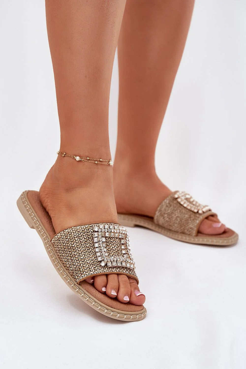 Sandales femmes design élégant style mules ouvert confort talon plat détails métalliques mode été