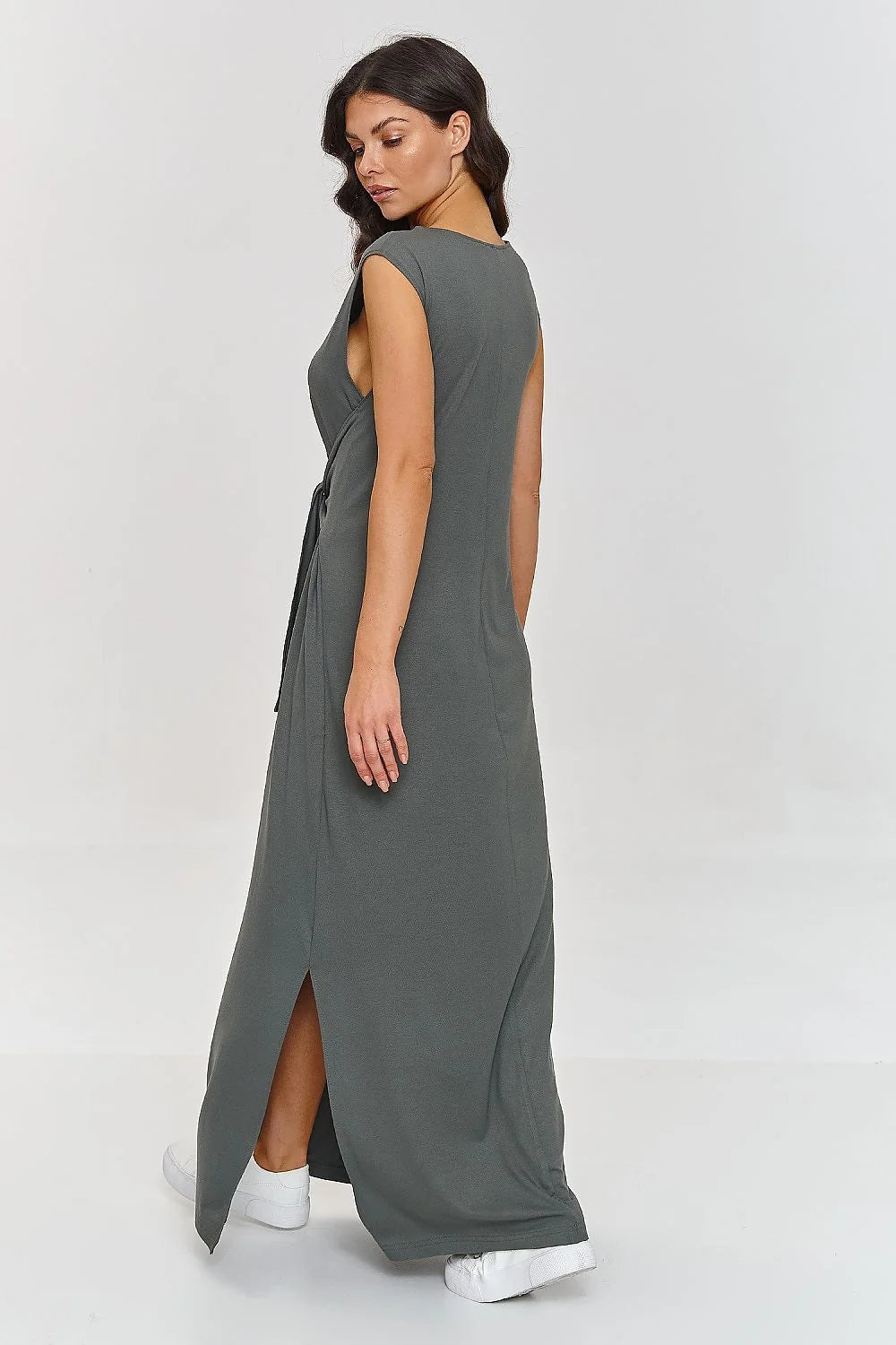 robe longue maxi sans manches jersey viscose fluide drapé gris kaki ceinture nouée encolure ronde fentes latérales taille ajustée polyvalente