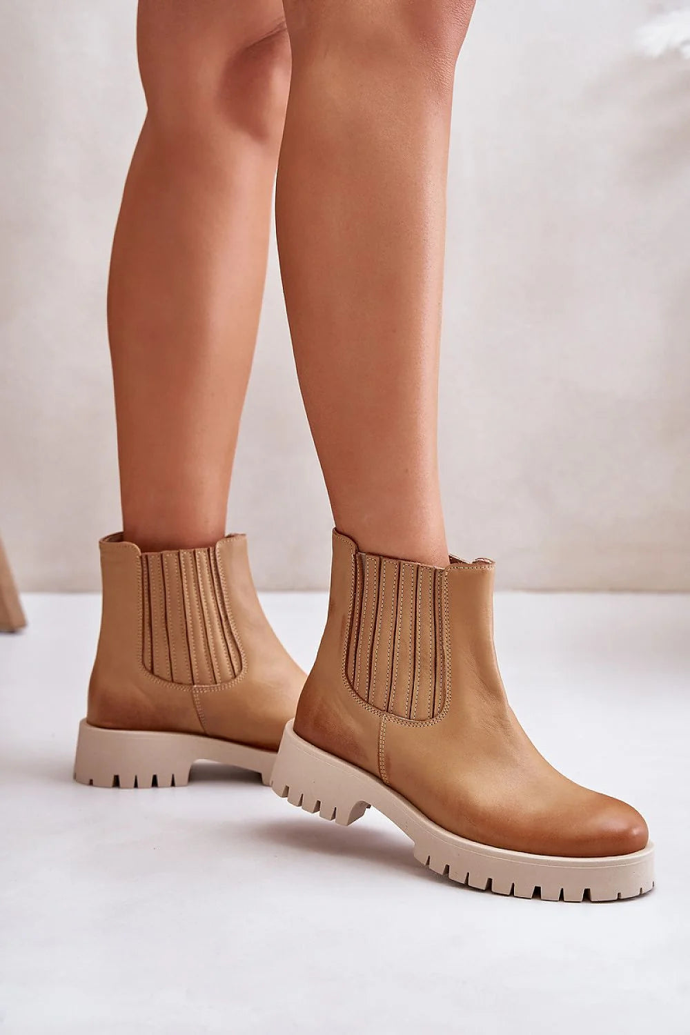 Bottes Step in Style Femme Design Moderne Épuré en Cuir Beige Clair avec Élastique Côtelé, Semelle Crème Crantée, Hauteur 14 cm, Talon Plat 4 cm, Confort Journée