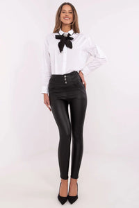 Chemisier blanc nœud noir pantalon noir ajusté talons hauts stilettos ensemble élégant soirée femme