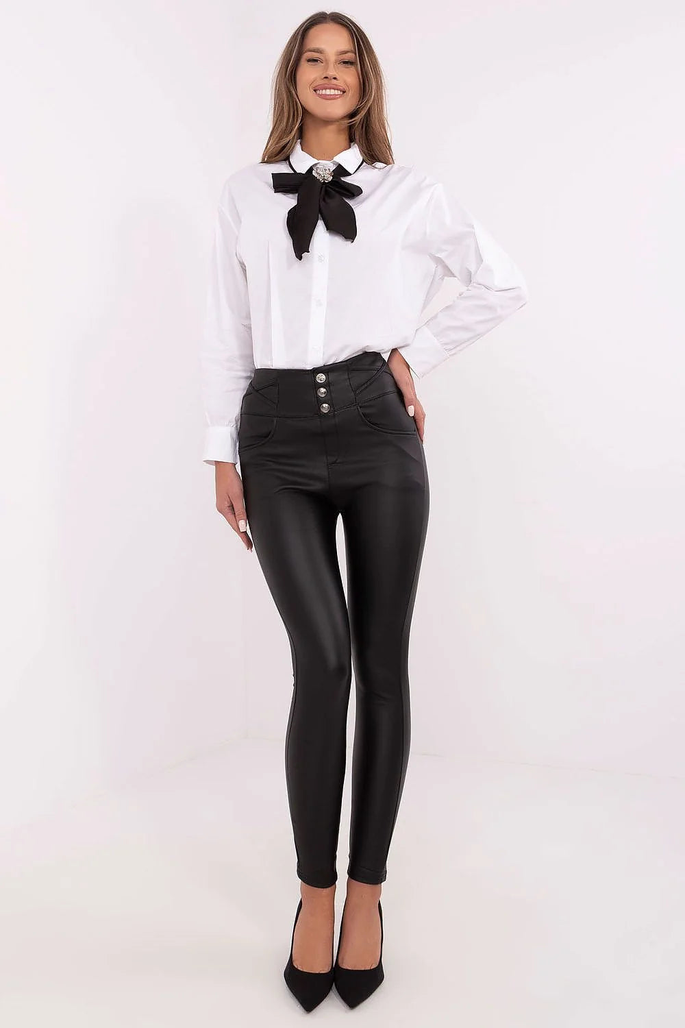 Chemisier blanc nœud noir pantalon noir ajusté talons hauts stilettos ensemble élégant soirée femme