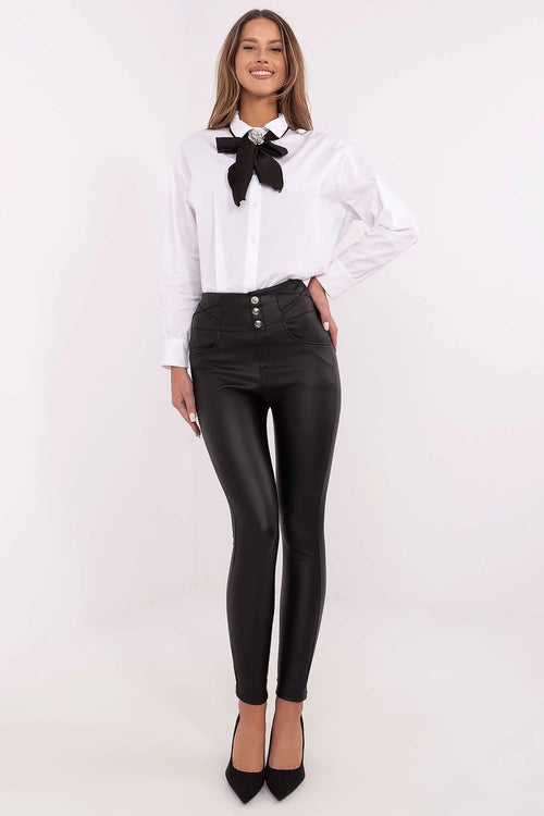 Chemisier blanc nœud noir pantalon noir ajusté talons hauts stilettos ensemble élégant soirée femme