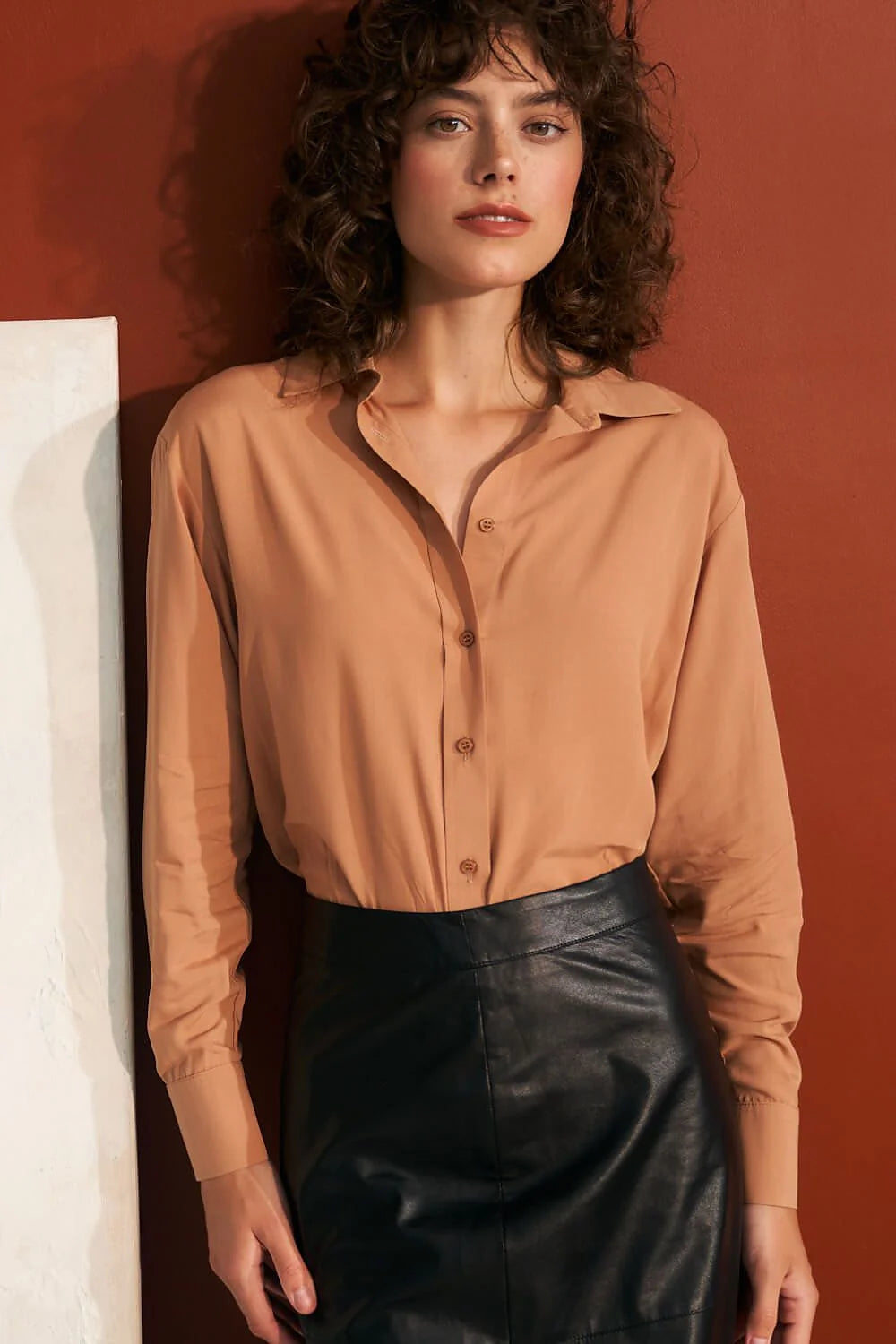 chemise manches longues camel viscose fluide satinée coupe ample col classique poignets boutonnés boutons assortis poches invisibles finitions soignées polyvalente