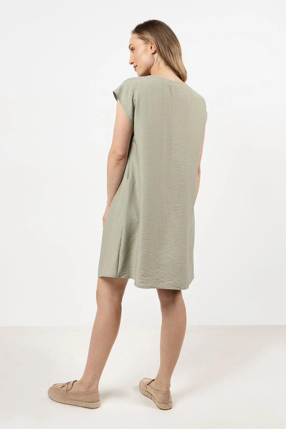 Robe de jour simple et fluide en rayon kaki pour femmes manches courtes décolleté roulé liens à nouer