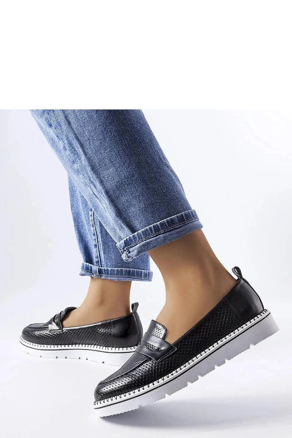 Chaussures basses pour femme en cuir perforé écologique, style moccasin moderne, semelle caoutchouc blanche, confort maximal, occasion versatile