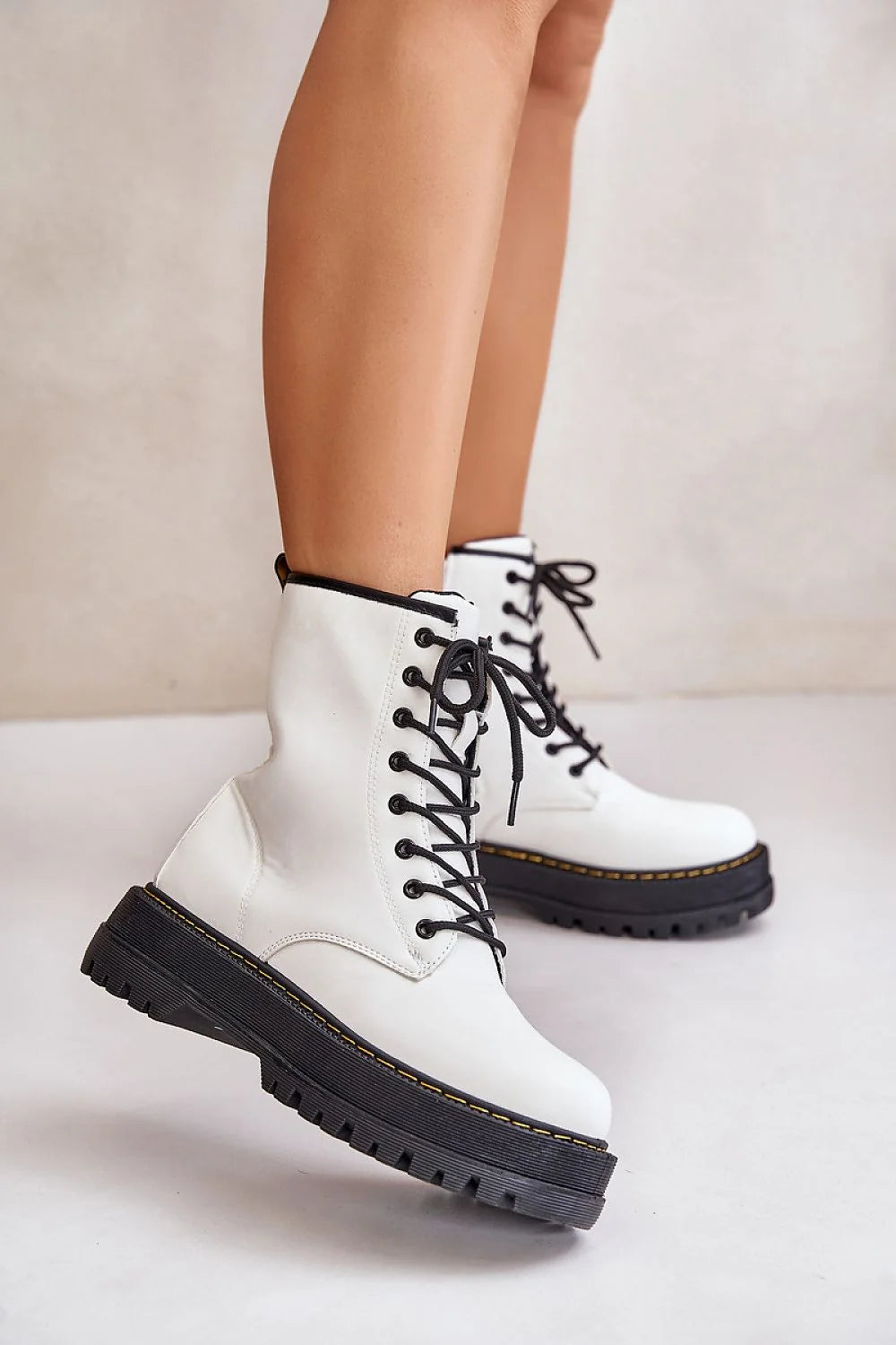 Bottines pour femmes cuir écologique design robuste style urbain haute lacet métallique plateforme chauffant talon renforcé